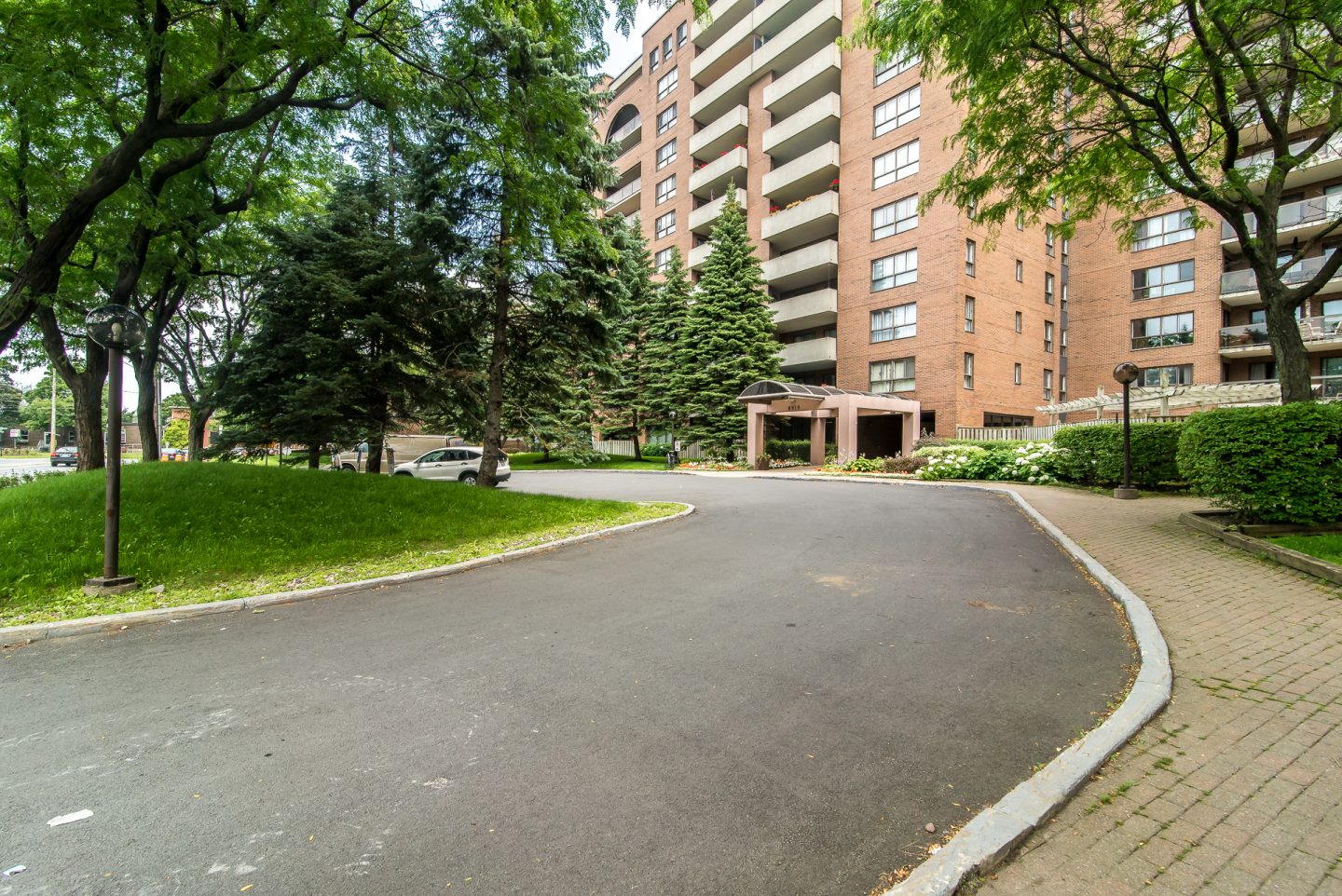 6950 Cote Saint Luc Road 1008 Sandra Zelikovic Real Estate